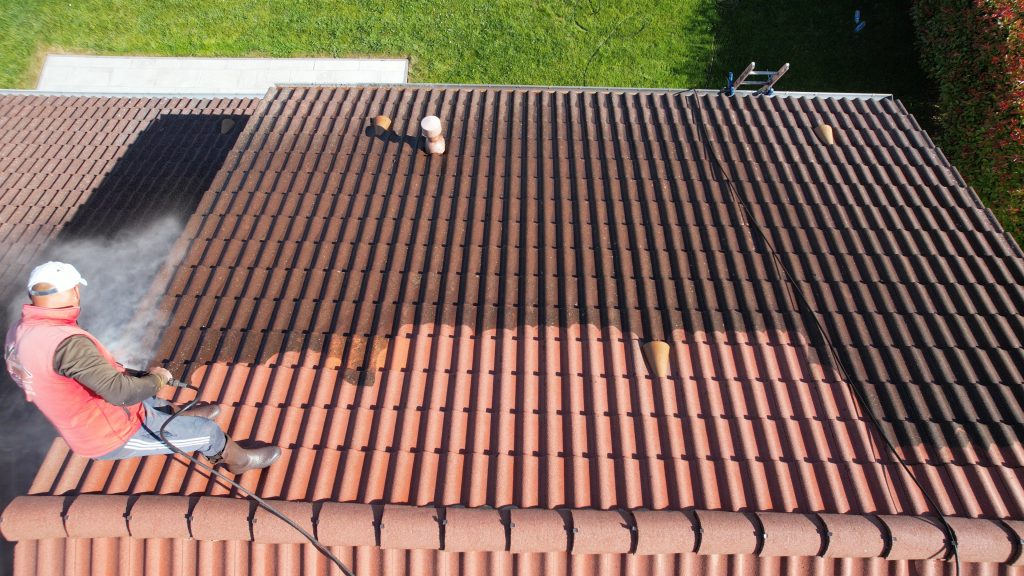 Artisan couvreur Pro Toiture KOEBEL en plein décapage thermique et nettoyage haute pression de toiture à Metz